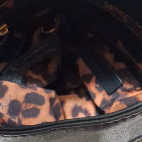 B. Makowsky Black Leather Crossbody Bag with Gold Details - Picture 6 of 8